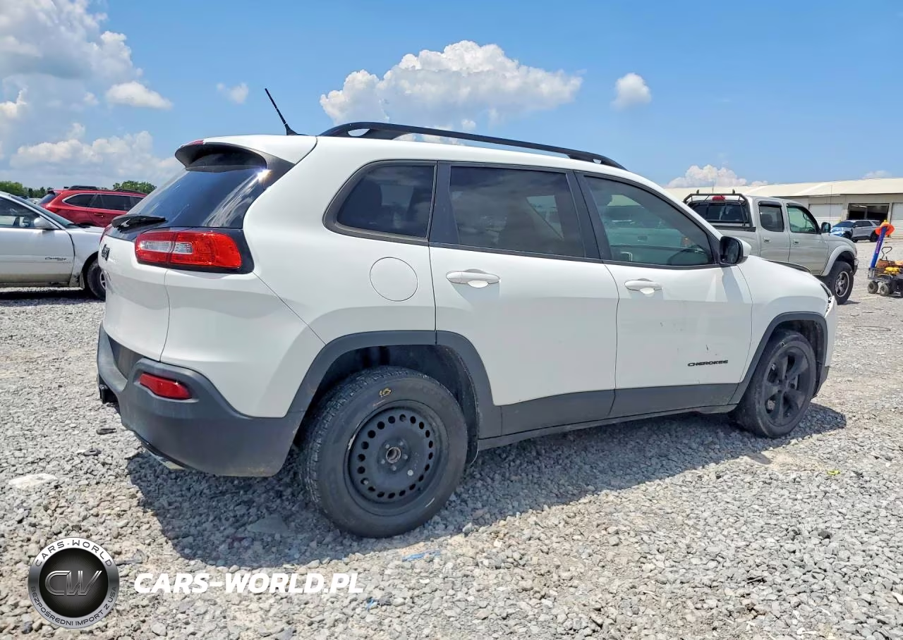 2015 Jeep Cherokee Latitude VIN:1C4PJLCS4FW766023 - 3