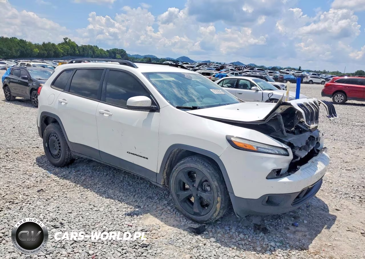 2015 Jeep Cherokee Latitude VIN:1C4PJLCS4FW766023 - 4