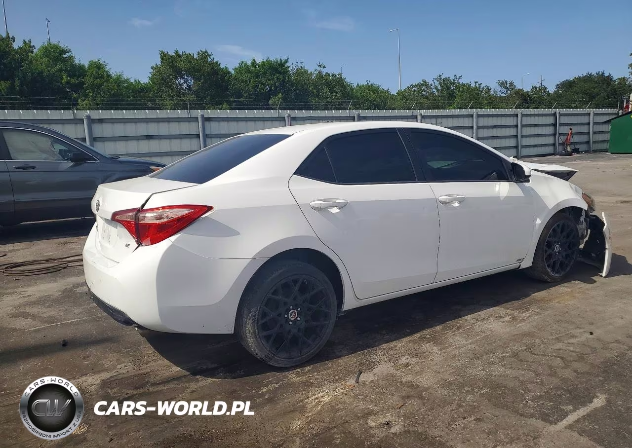 2018 Toyota Corolla Le VIN:5YFBURHE4JP776446 - 3