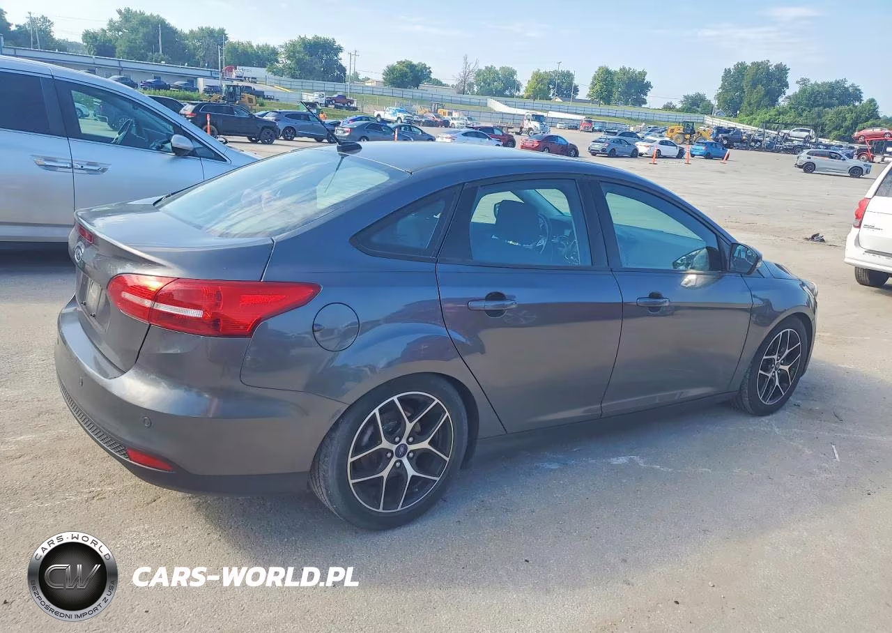 2018 Ford Focus Sel VIN:1FADP3H2XJL303135 - 3