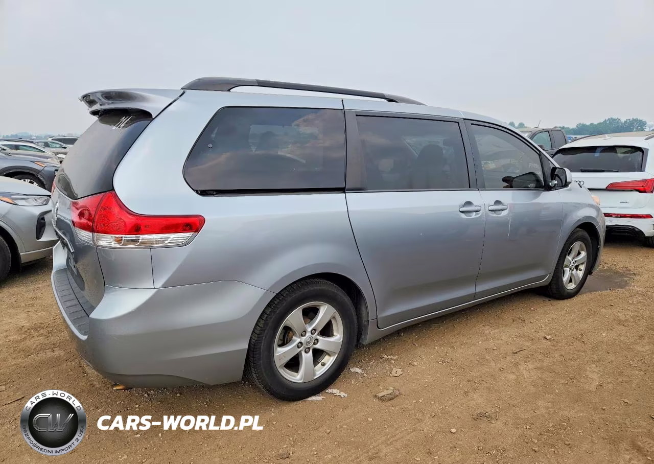 2014 Toyota Sienna Le VIN:5TDKK3DCXES425089 - 3