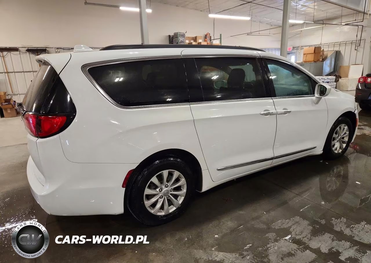 2017 Chrysler Pacifica Touring L VIN:2C4RC1BG6HR613076 - 3