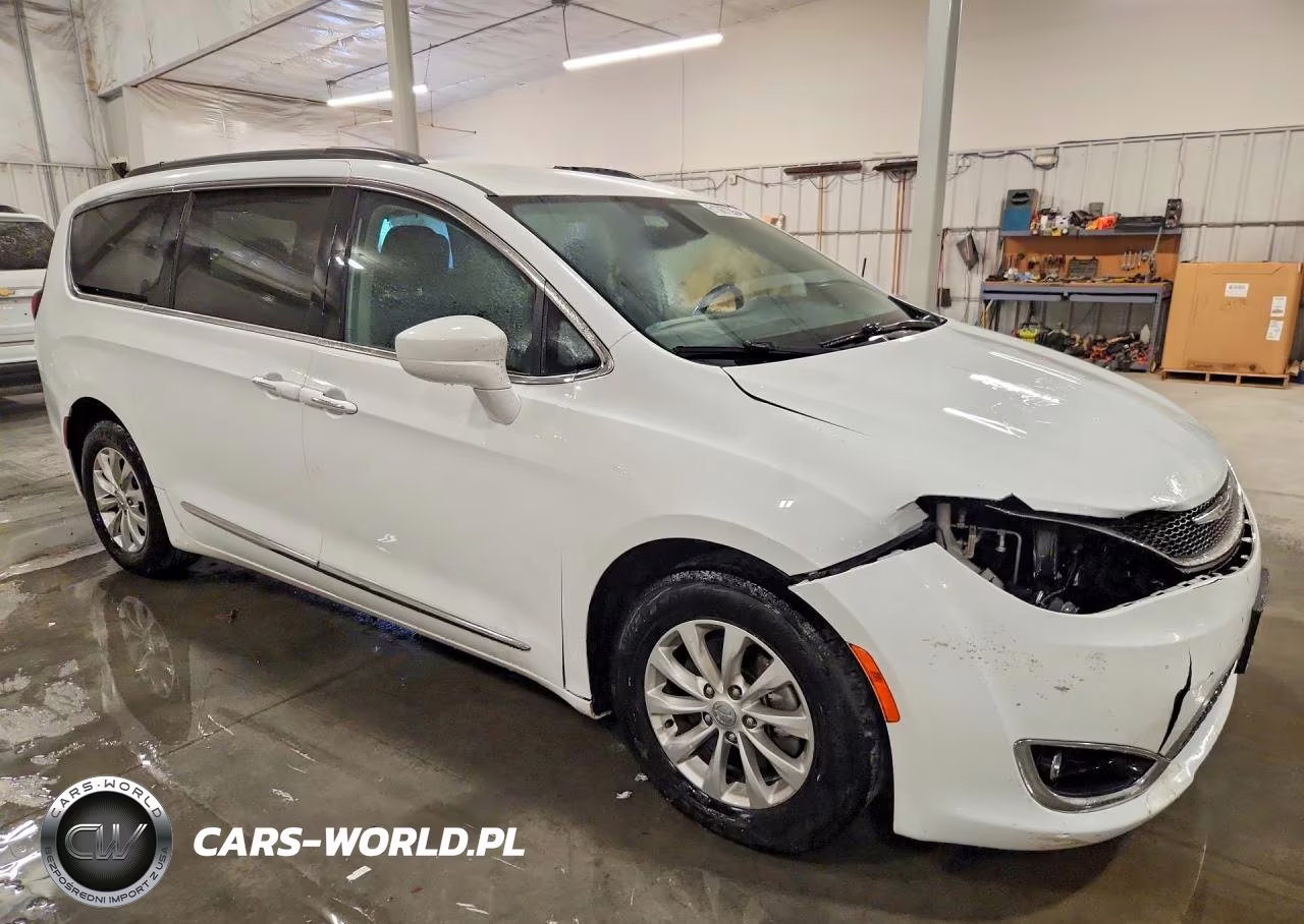 2017 Chrysler Pacifica Touring L VIN:2C4RC1BG6HR613076 - 4