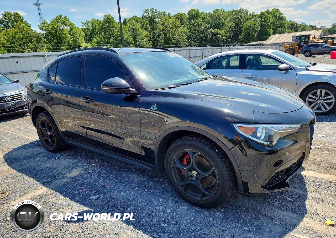 2018 Alfa Romeo Stelvio Ti Sport VIN:ZASFAKNN5J7C19933 - 4