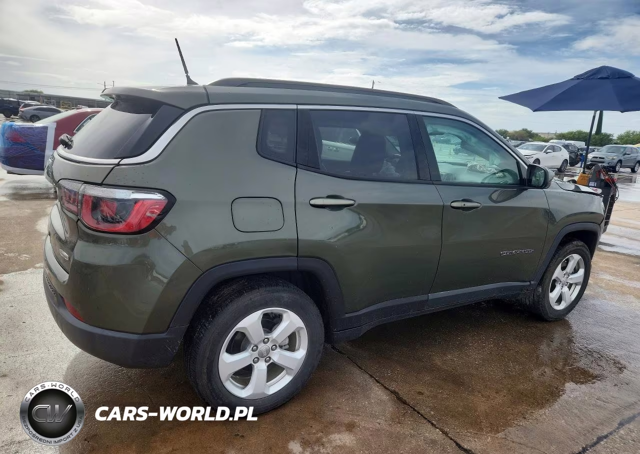 2018 Jeep Compass Latitude VIN:3C4NJCBBXJT330820 - 3