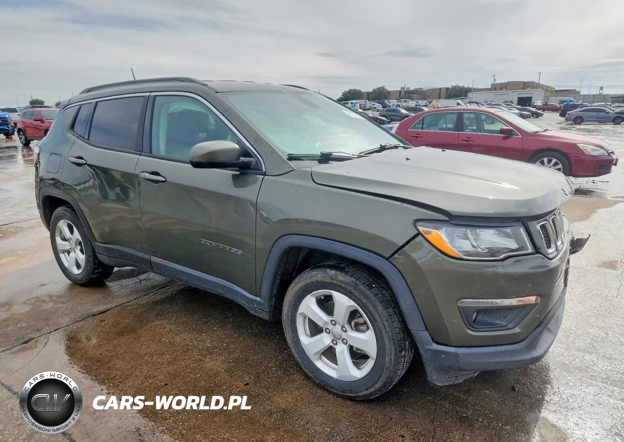 2018 Jeep Compass Latitude VIN:3C4NJCBBXJT330820 - 4