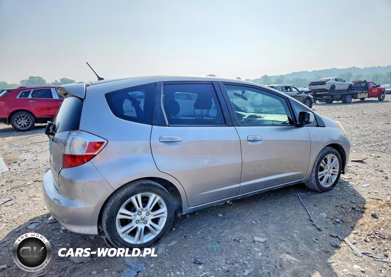 2010 Honda Fit Sport VIN:JHMGE8H63AS021923 - 3
