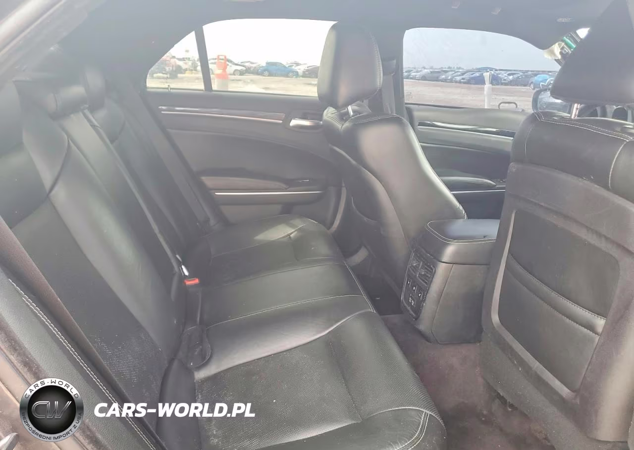 2018 Chrysler 300 S VIN:2C3CCAGG9JH256362 - 10