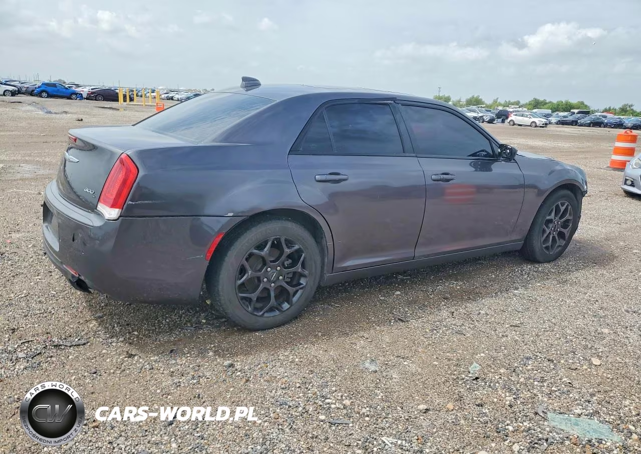 2018 Chrysler 300 S VIN:2C3CCAGG9JH256362 - 3