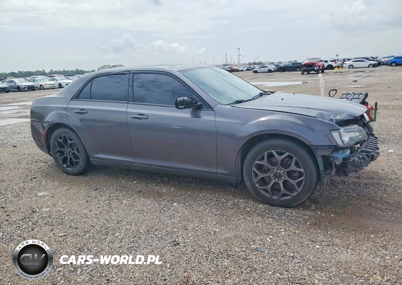 2018 Chrysler 300 S VIN:2C3CCAGG9JH256362 - 4