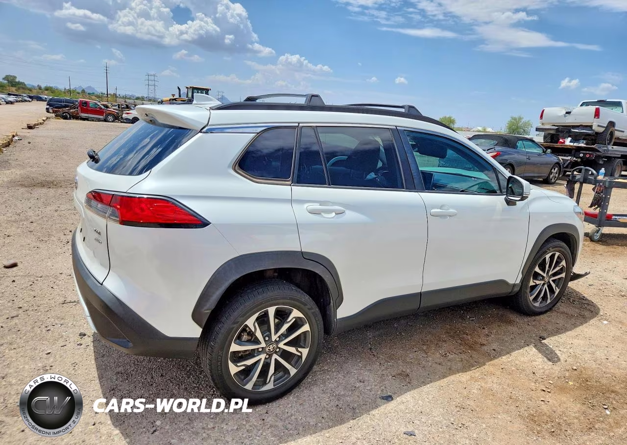 2022 Toyota Corolla Cross Xle VIN:7MUDAABG0NV022136 - 3