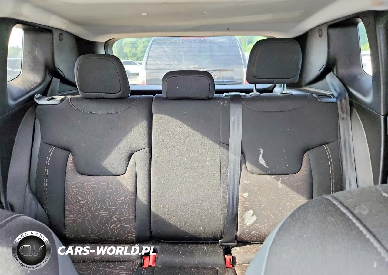 2023 Jeep Renegade Latitude VIN:ZACNJDB12PPP44622 - 10