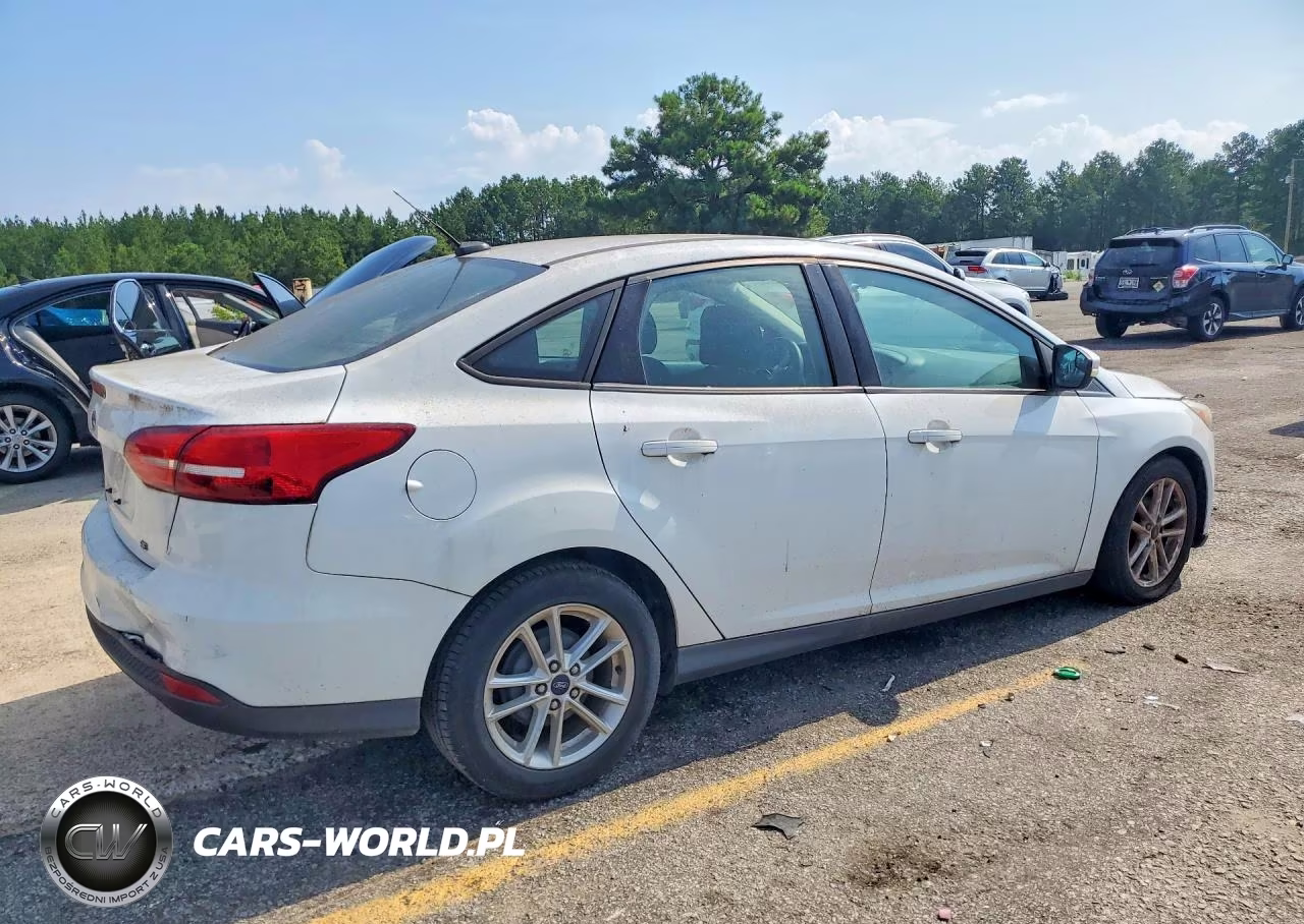 2017 Ford Focus Se VIN:1FADP3F28HL278555 - 3
