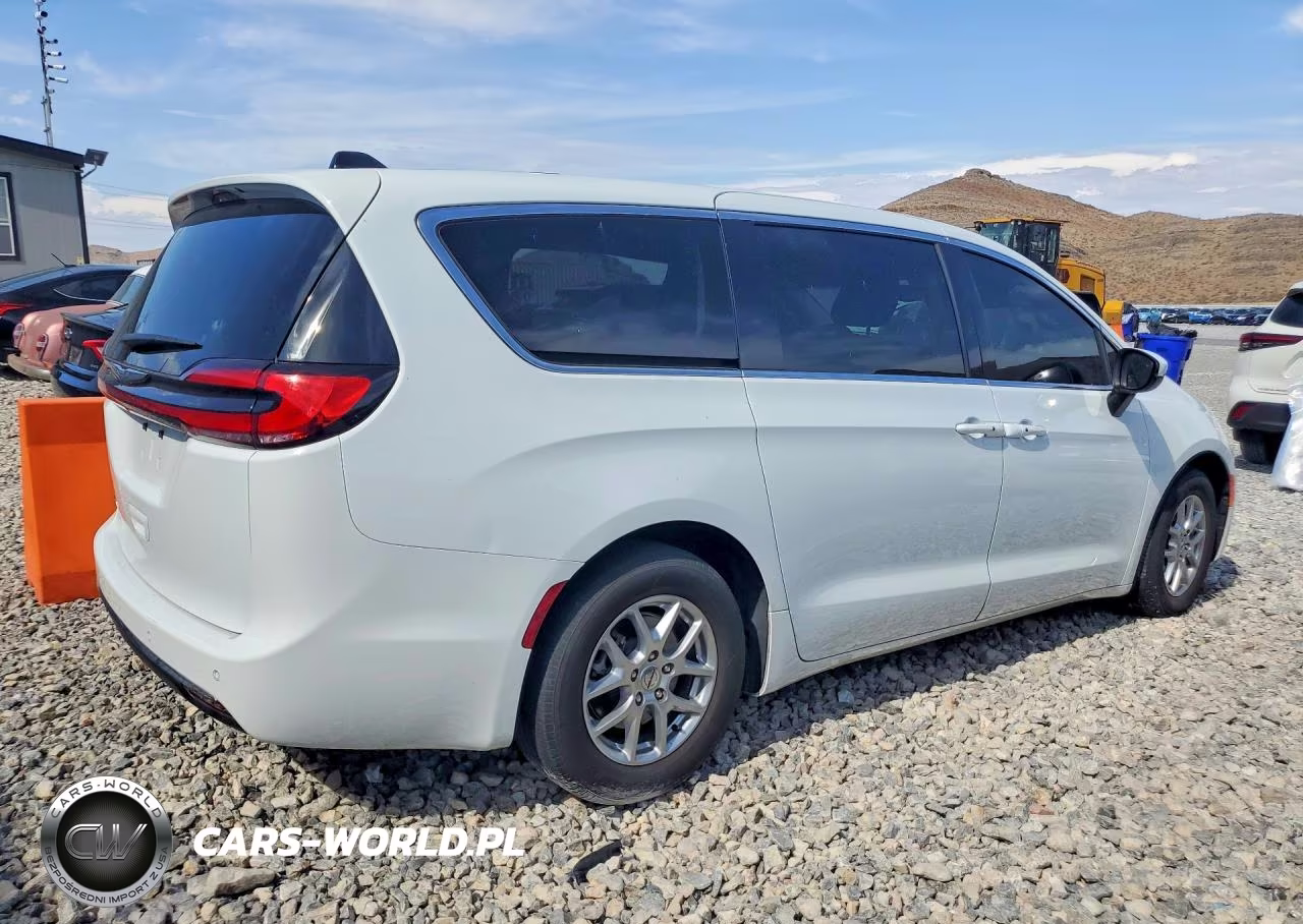 2023 Chrysler Pacifica Touring L VIN:2C4RC1BG4PR531264 - 3