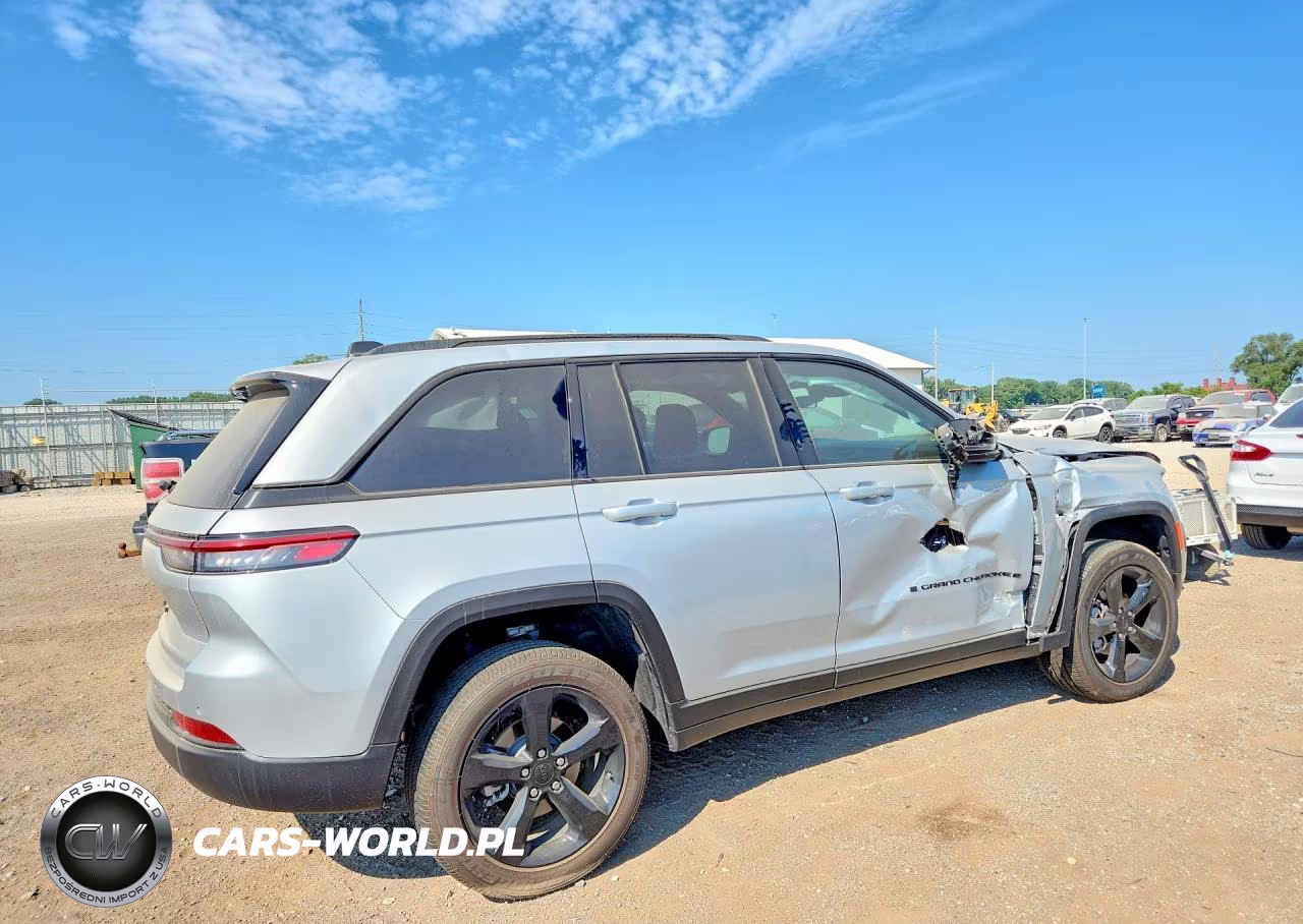 2025 Jeep Grand Cherokee Laredo VIN:1C4RJHAG4S8804319 - 3