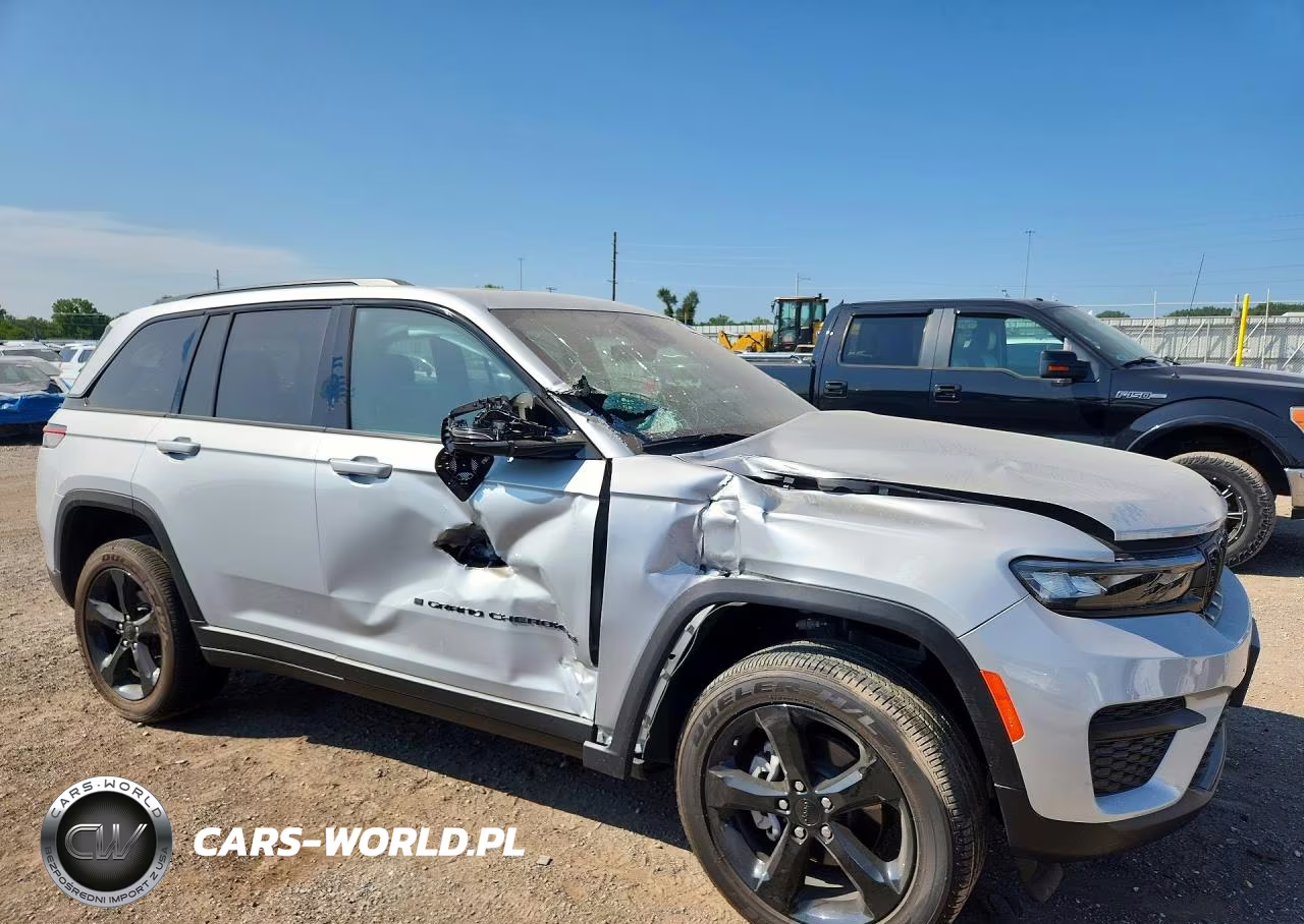2025 Jeep Grand Cherokee Laredo VIN:1C4RJHAG4S8804319 - 4