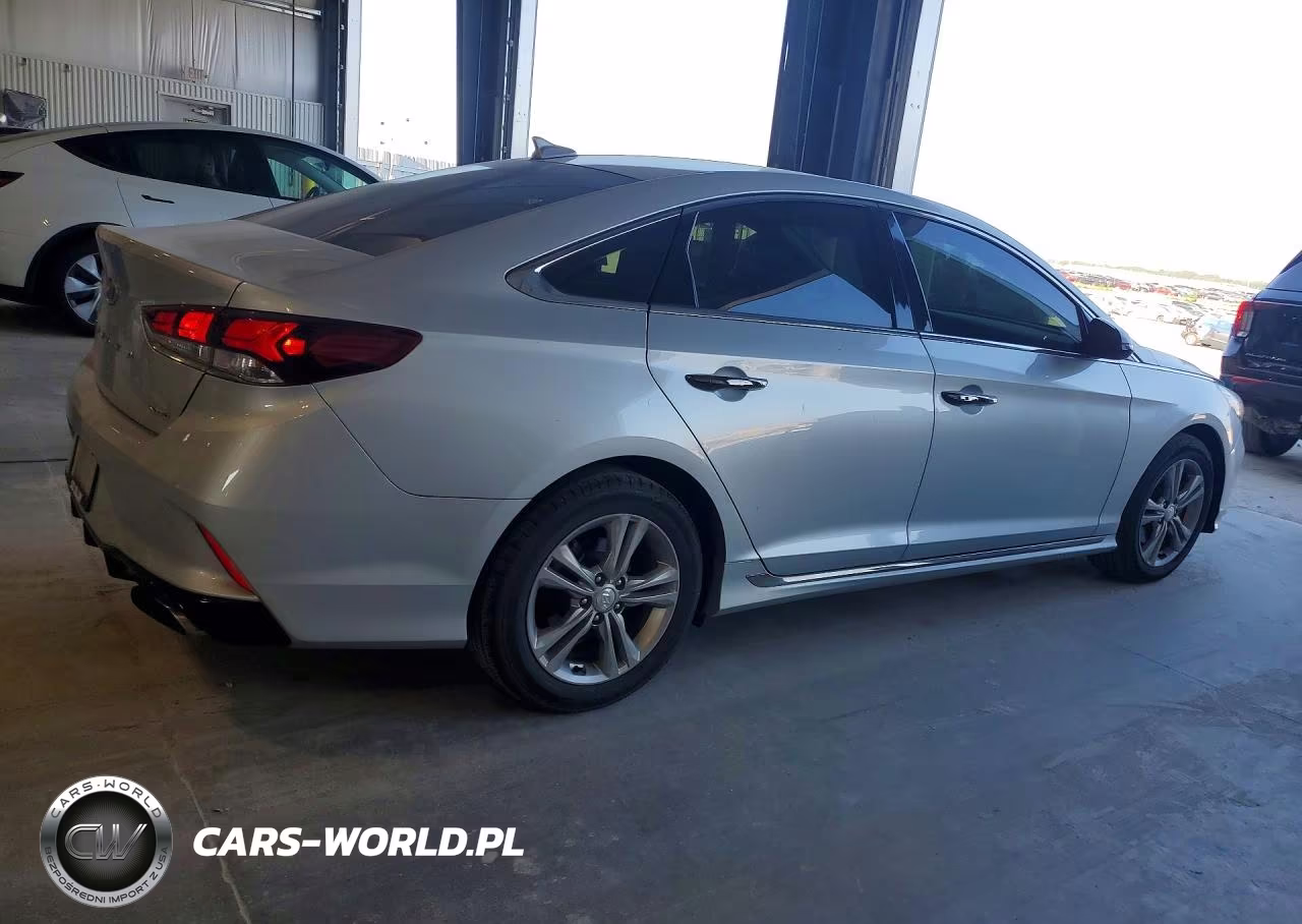 2018 Hyundai Sonata Sport+ VIN:5NPE34AF2JH712392 - 3
