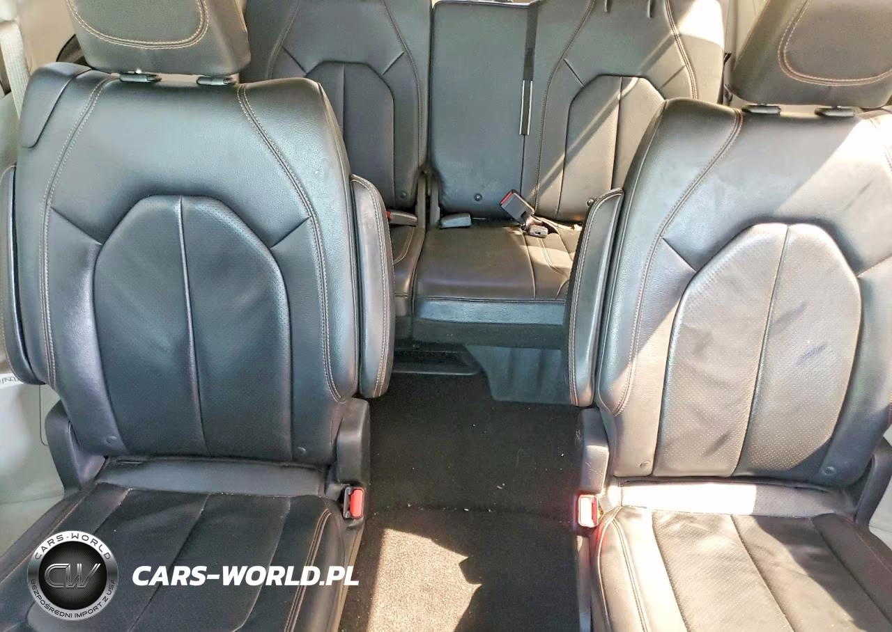 2018 Chrysler Pacifica Touring L VIN:2C4RC1BG2JR233691 - 10