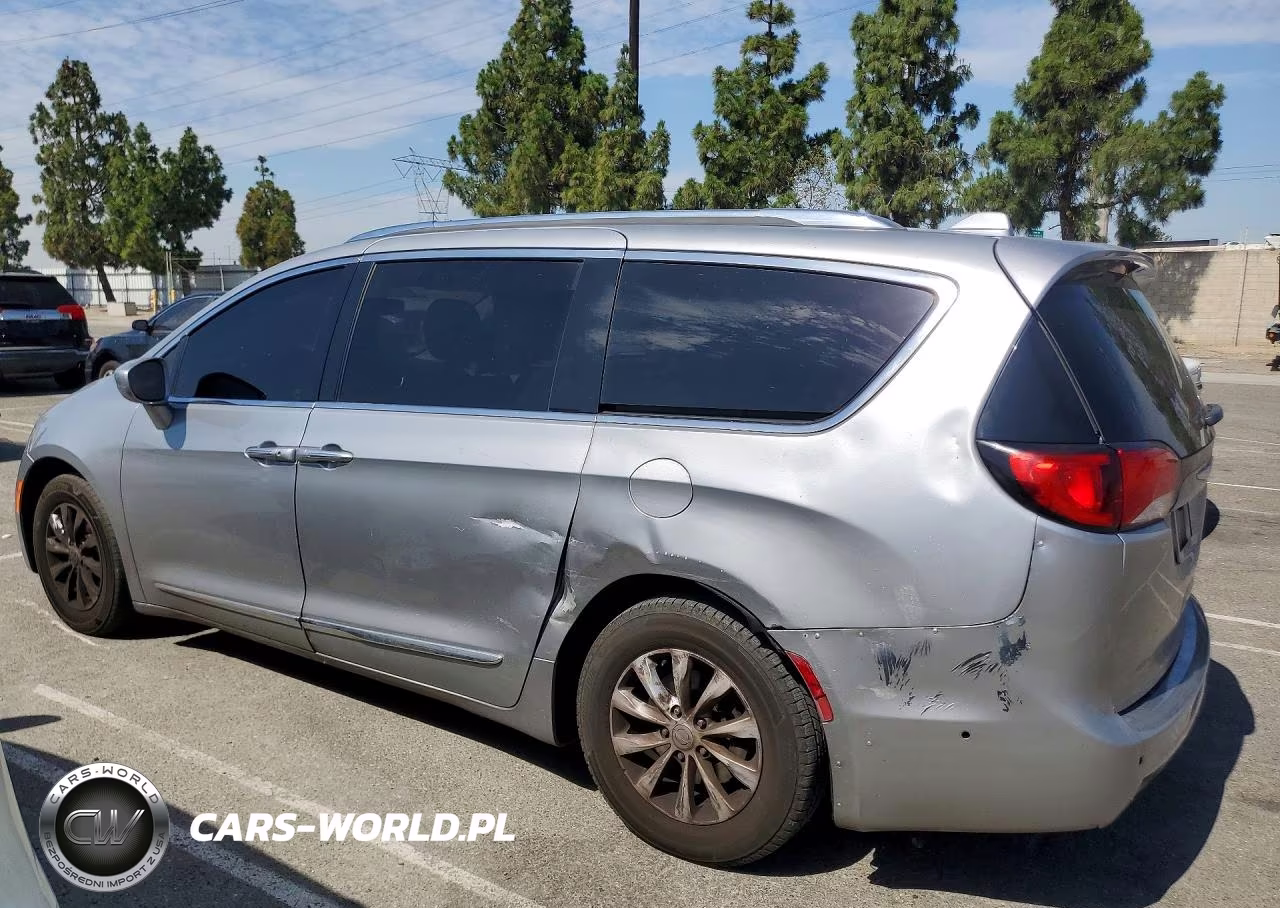 2018 Chrysler Pacifica Touring L VIN:2C4RC1BG2JR233691 - 2