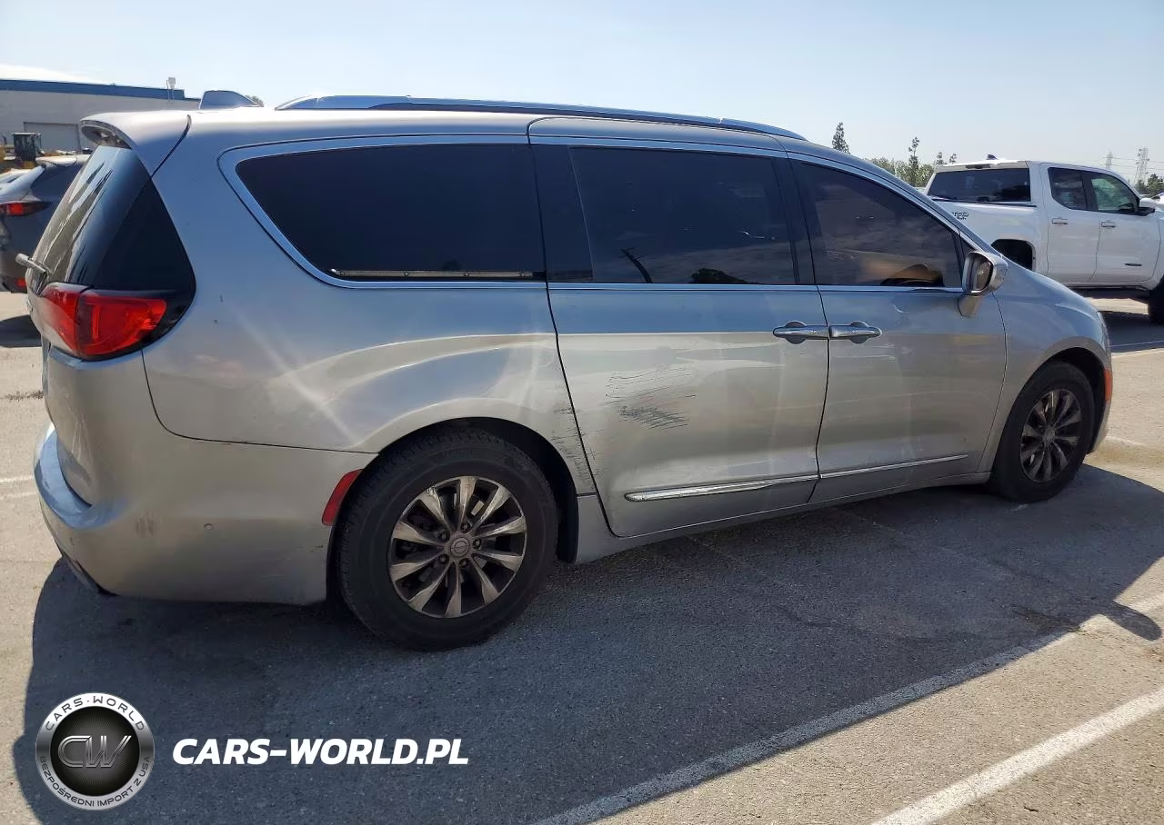 2018 Chrysler Pacifica Touring L VIN:2C4RC1BG2JR233691 - 3