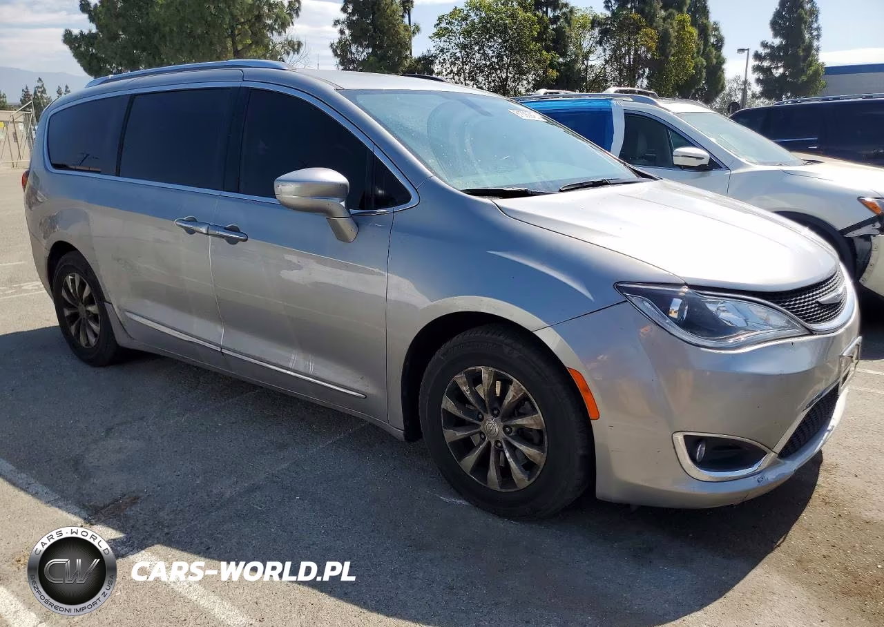 2018 Chrysler Pacifica Touring L VIN:2C4RC1BG2JR233691 - 4