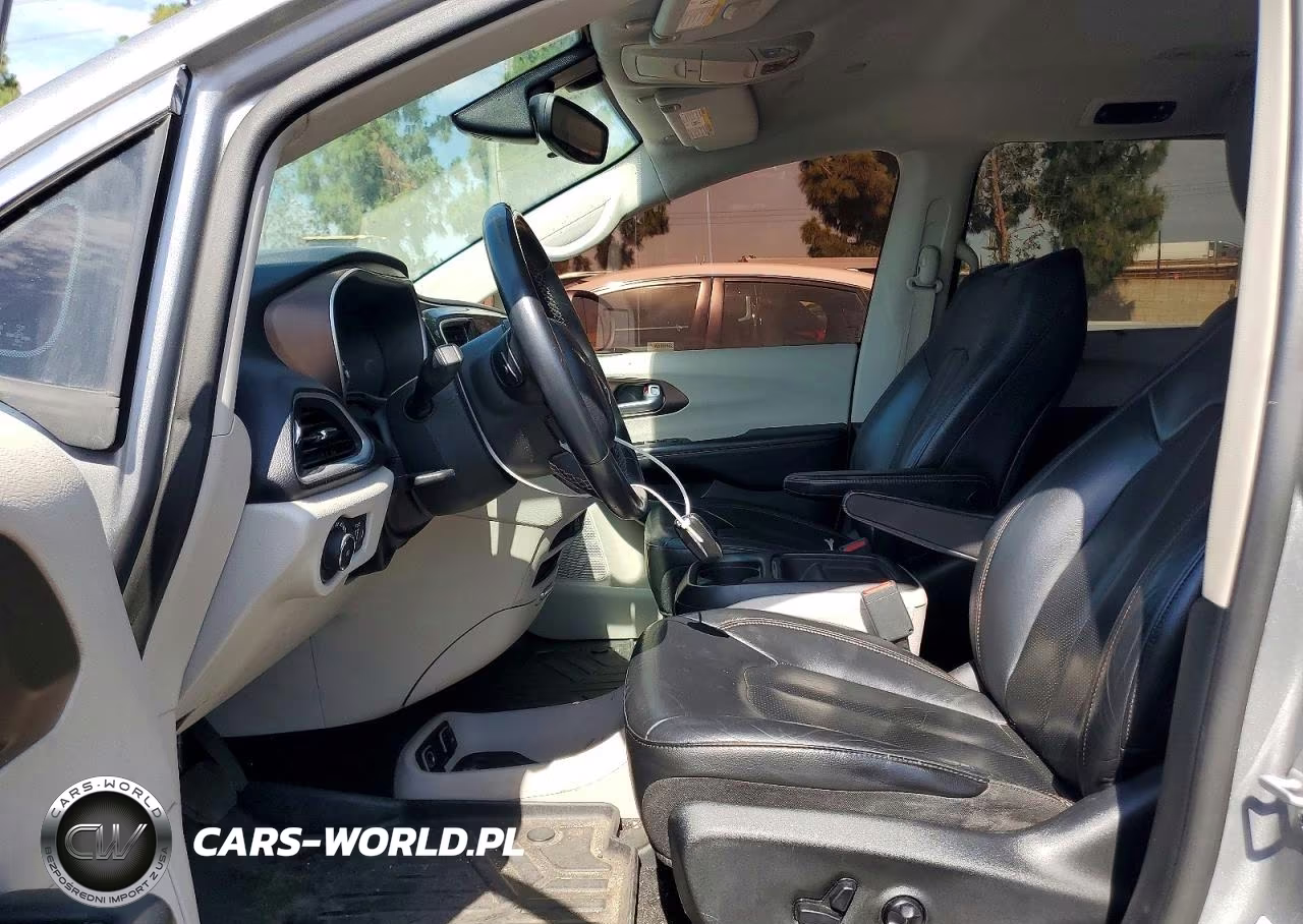 2018 Chrysler Pacifica Touring L VIN:2C4RC1BG2JR233691 - 7