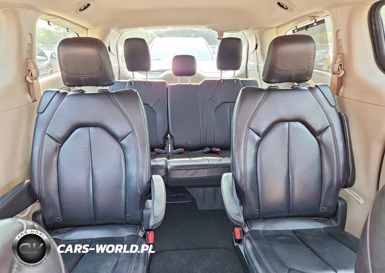 2019 Chrysler Pacifica Touring L VIN:2C4RC1BG1KR626454 - 10