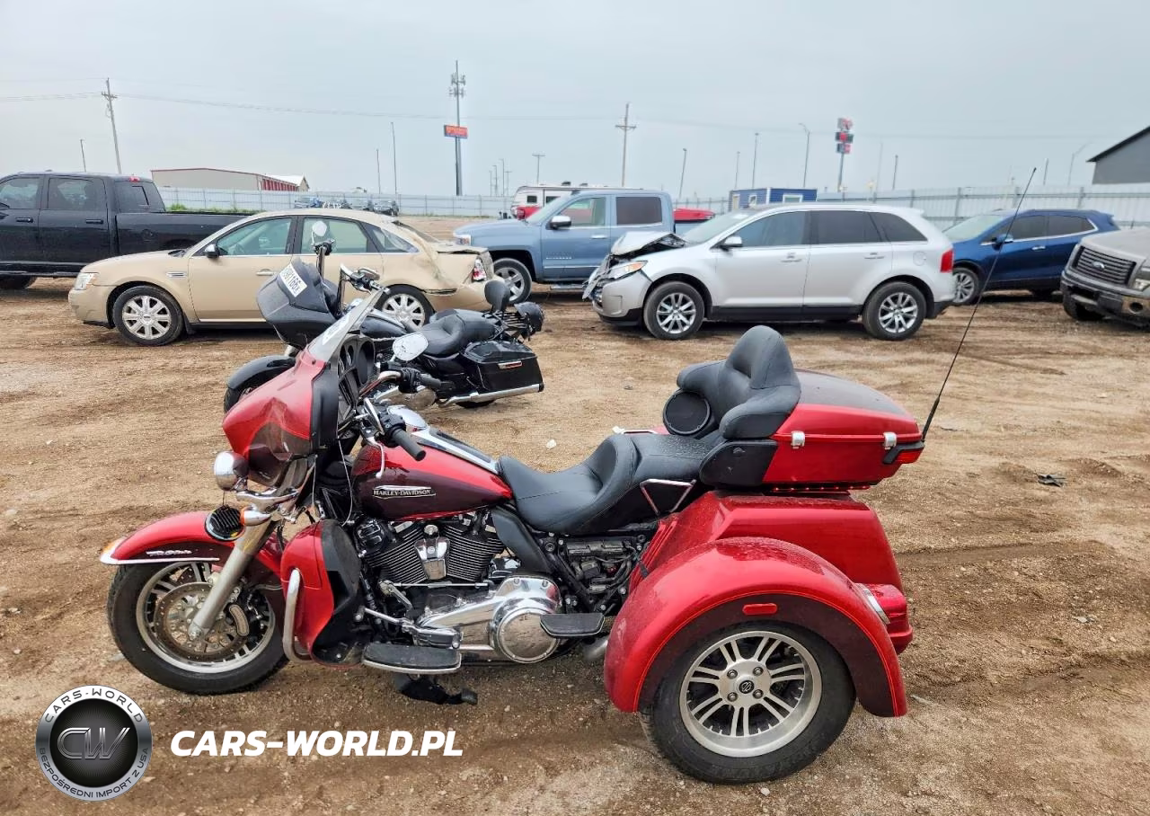 2018 Harley-Davidson Flhtcutg Tri Glide Ultra VIN:1HD1MAD18JB859780 - 3