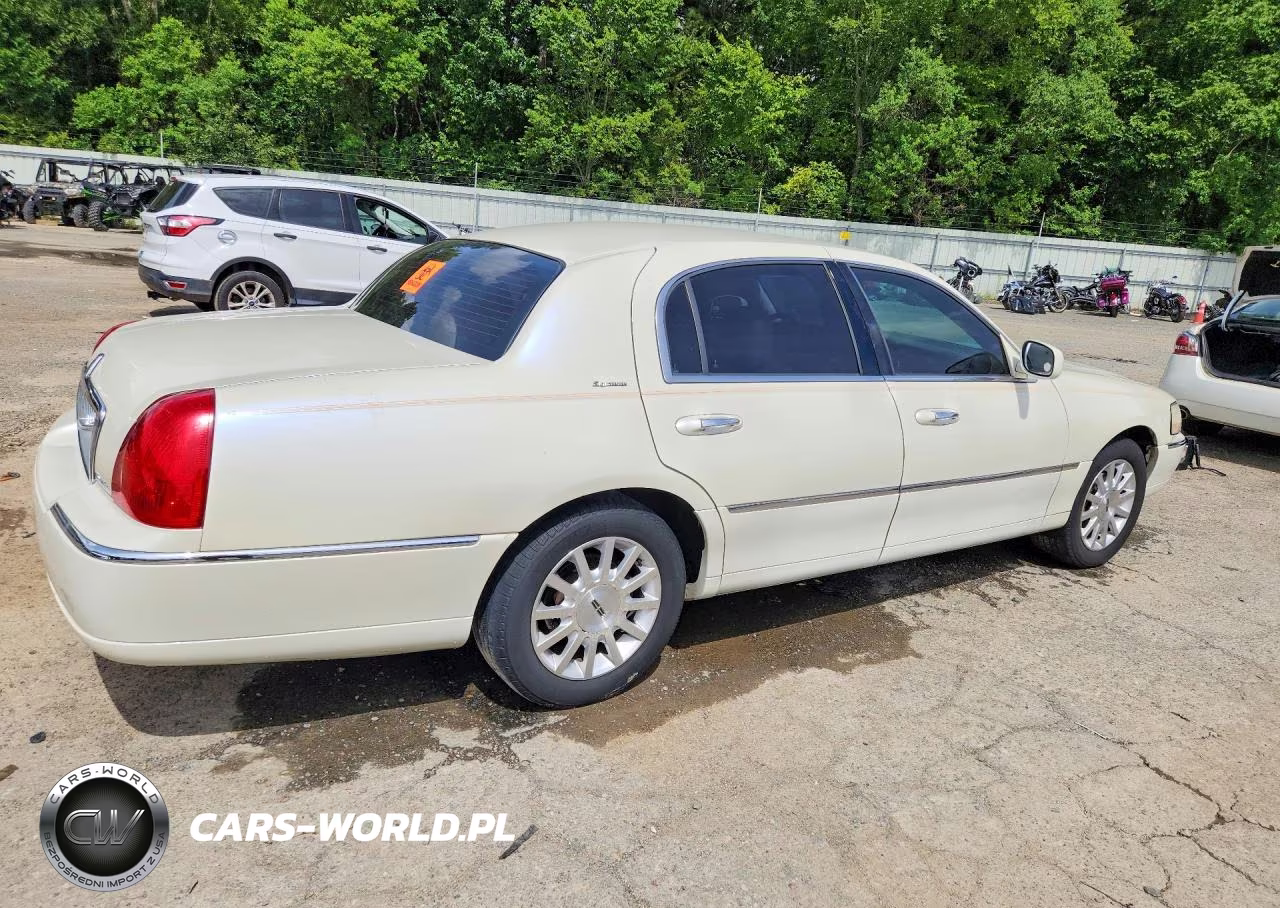 2006 Lincoln Town Car Signature VIN:1LNHM81W16Y623027 - 3