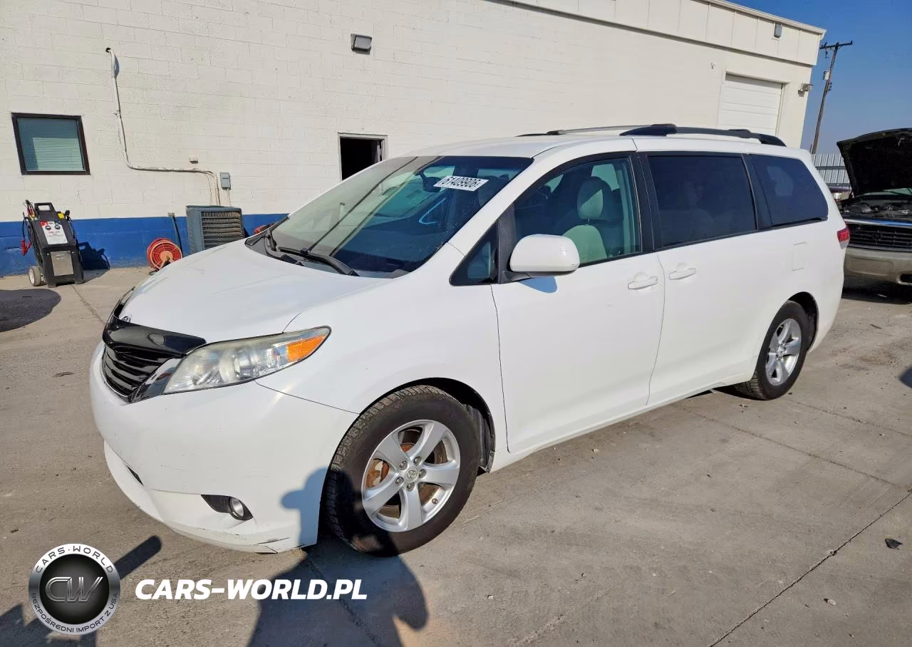 2011 Toyota Sienna Le – zdjęcie 1 z 12
