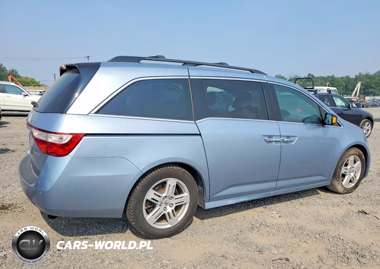 2013 Honda Odyssey Touring VIN:5FNRL5H91DB057622 - 3