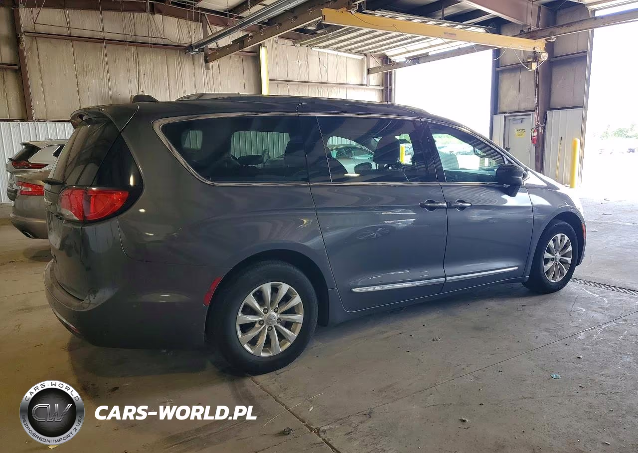 2019 Chrysler Pacifica Touring L VIN:2C4RC1BG3KR626083 - 3