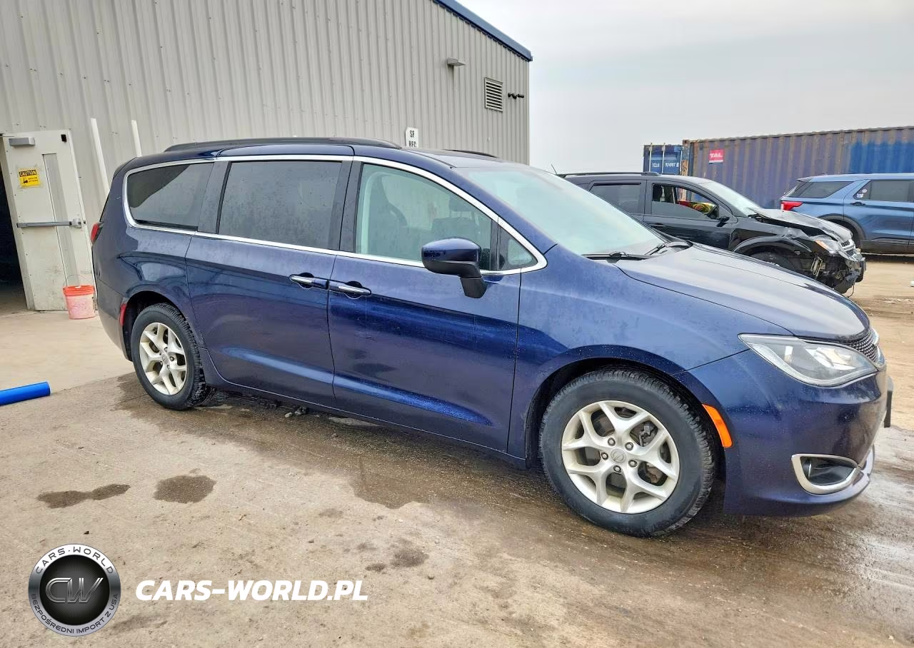 2017 Chrysler Pacifica Touring L VIN:2C4RC1BG8HR816955 - 4