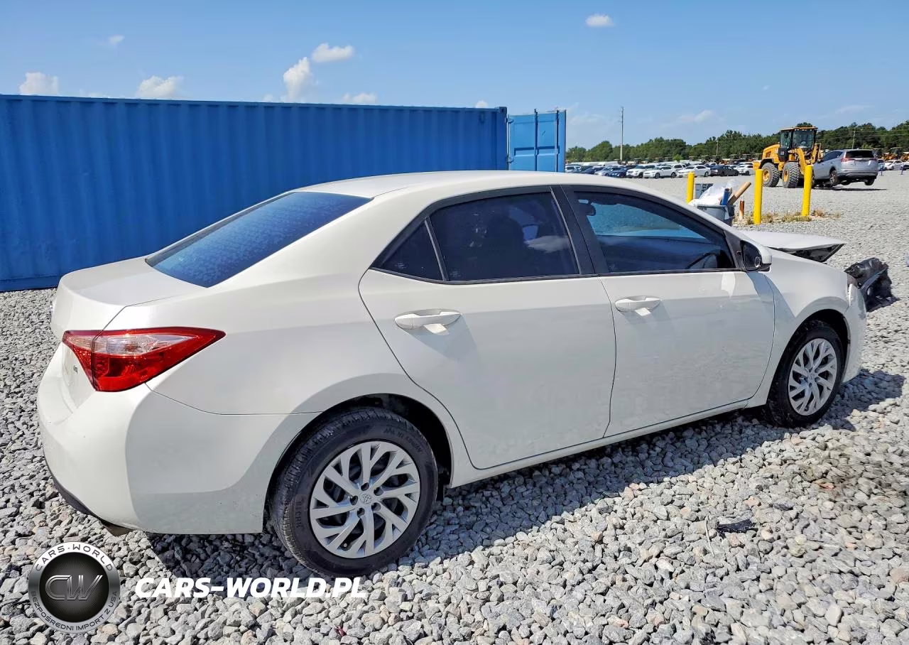 2018 Toyota Corolla Le VIN:5YFBURHE6JP808958 - 3
