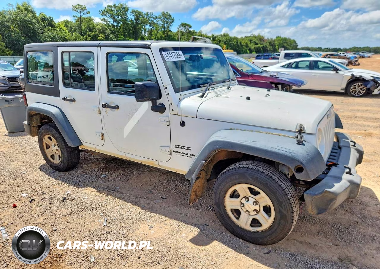 2015 Jeep Wrangler Unlimited Sport VIN:1C4BJWKG7FL725590 - 4