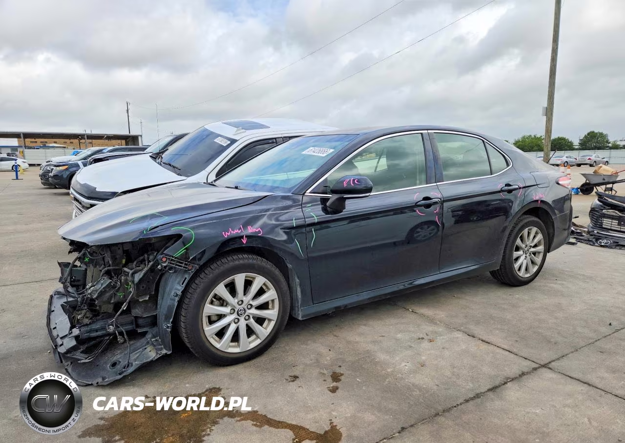 2018 Toyota Camry Le – zdjęcie 1 z 13