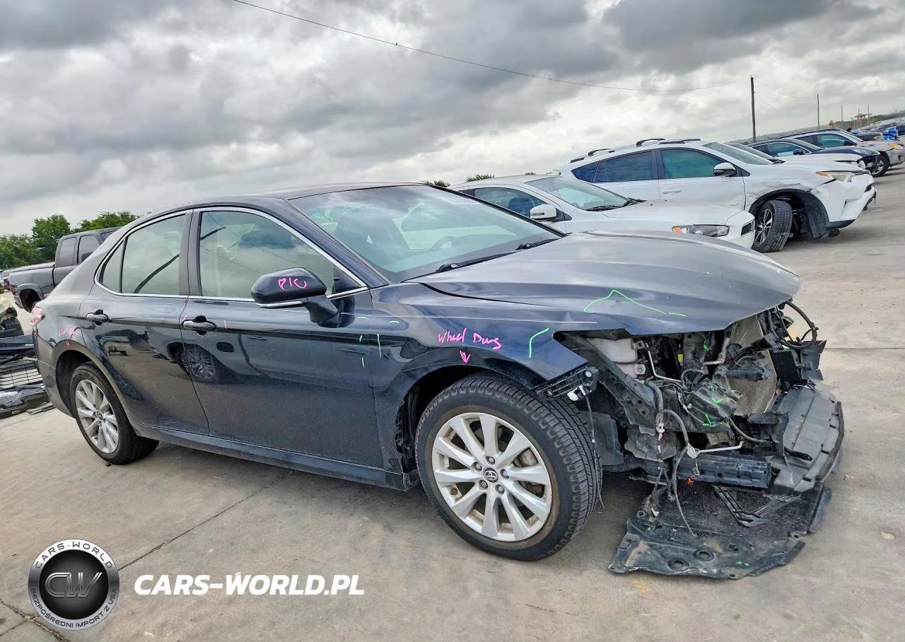 2018 Toyota Camry Le VIN:JTNB11HK8J3047211 - 4