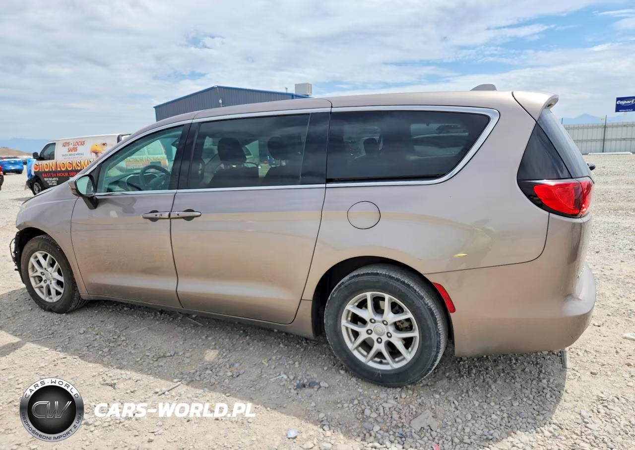 2017 Chrysler Pacifica Touring VIN:2C4RC1DG4HR611145 - 2