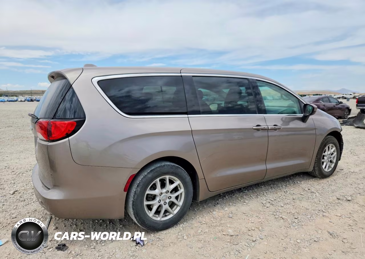 2017 Chrysler Pacifica Touring VIN:2C4RC1DG4HR611145 - 3