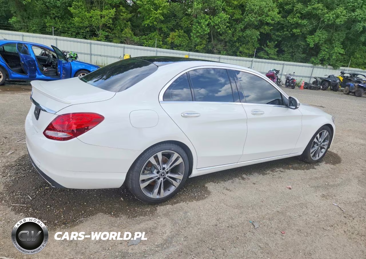 2018 Mercedes-Benz C 300 VIN:55SWF4JBXJU260794 - 3