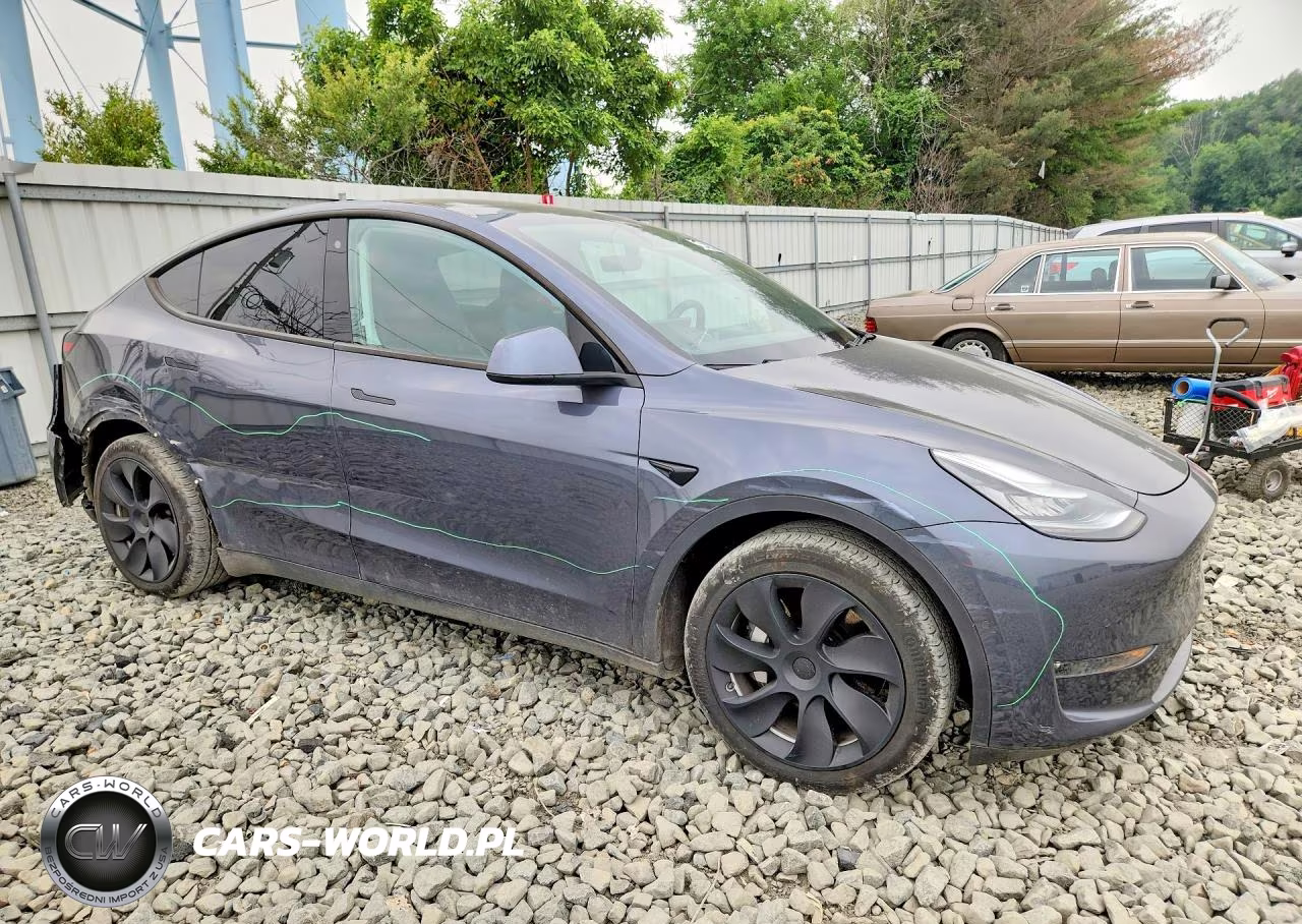 2020 Tesla Model Y VIN:5YJYGDEE4LF006853 - 4