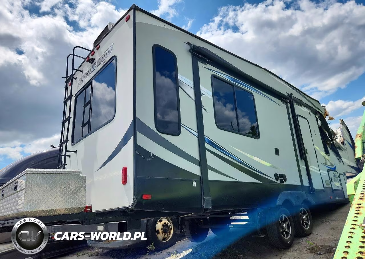 2019 Forest River Arctic Wolf Camper VIN:5ZT3CKUB1K2703284 - 3