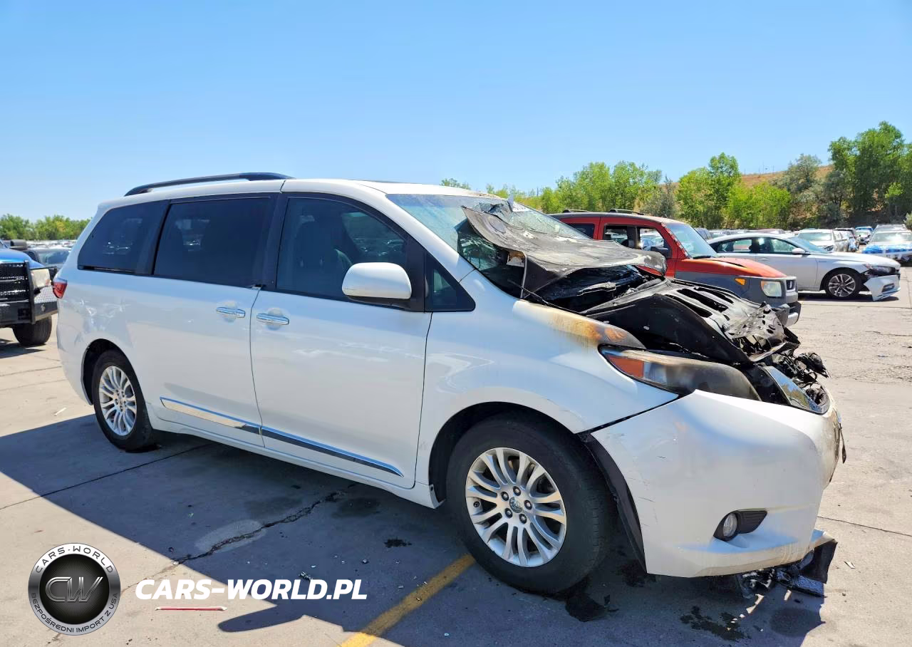 2016 Toyota Sienna Xle 8-Passenger VIN:5TDYK3DC8GS747565 - 4