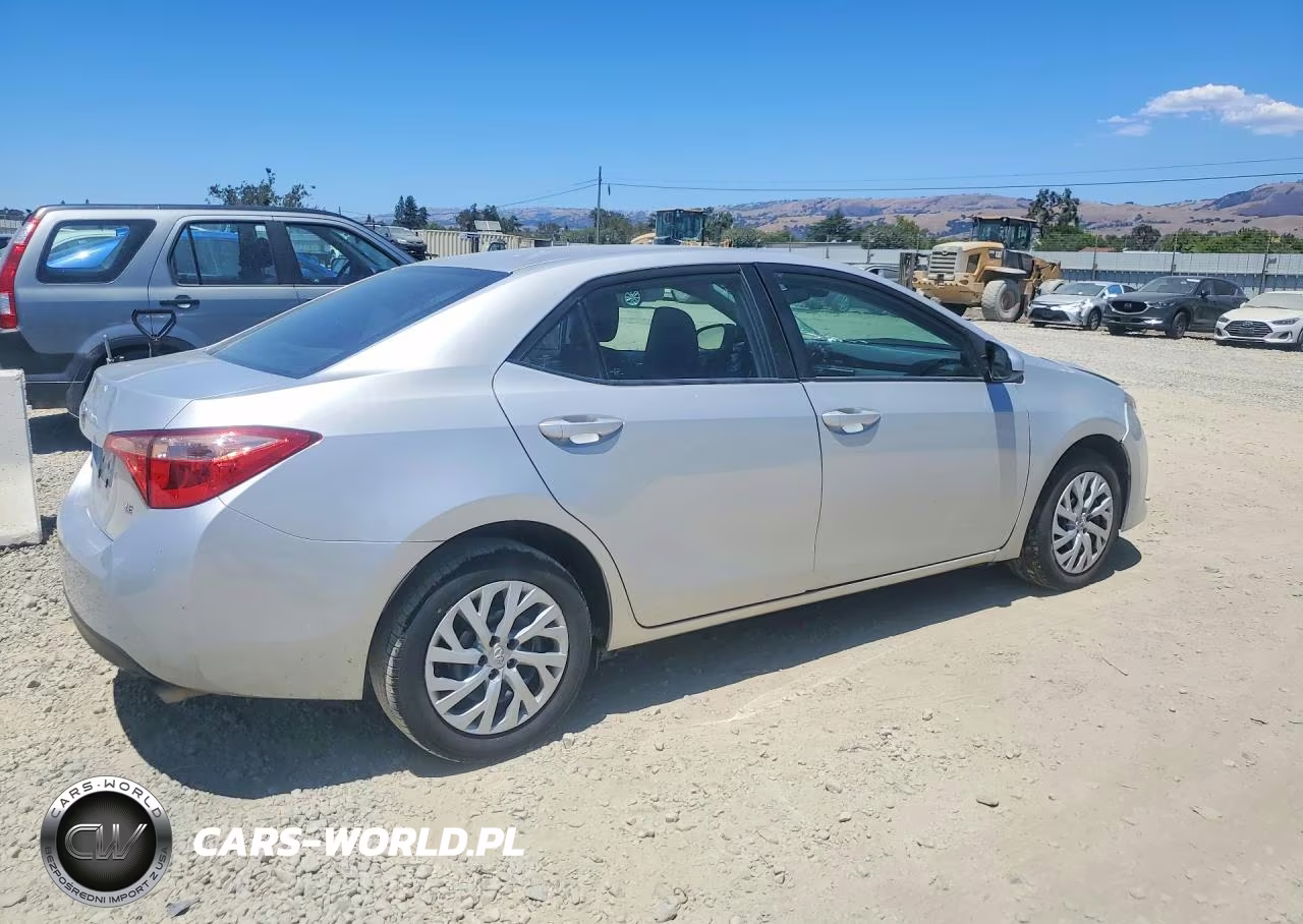 2019 Toyota Corolla Le VIN:5YFBURHE8KP883968 - 3