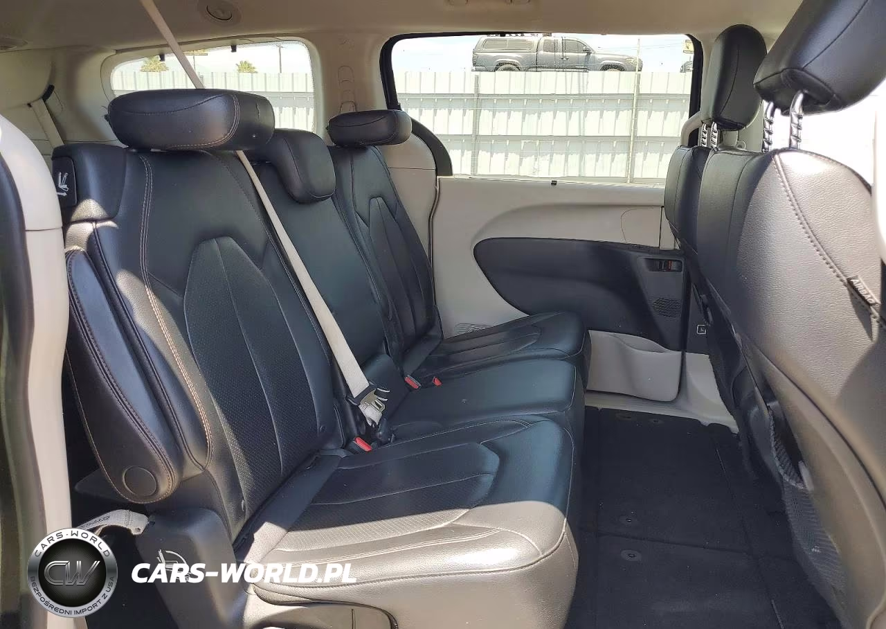2018 Chrysler Pacifica Touring L VIN:2C4RC1BG8JR112356 - 11