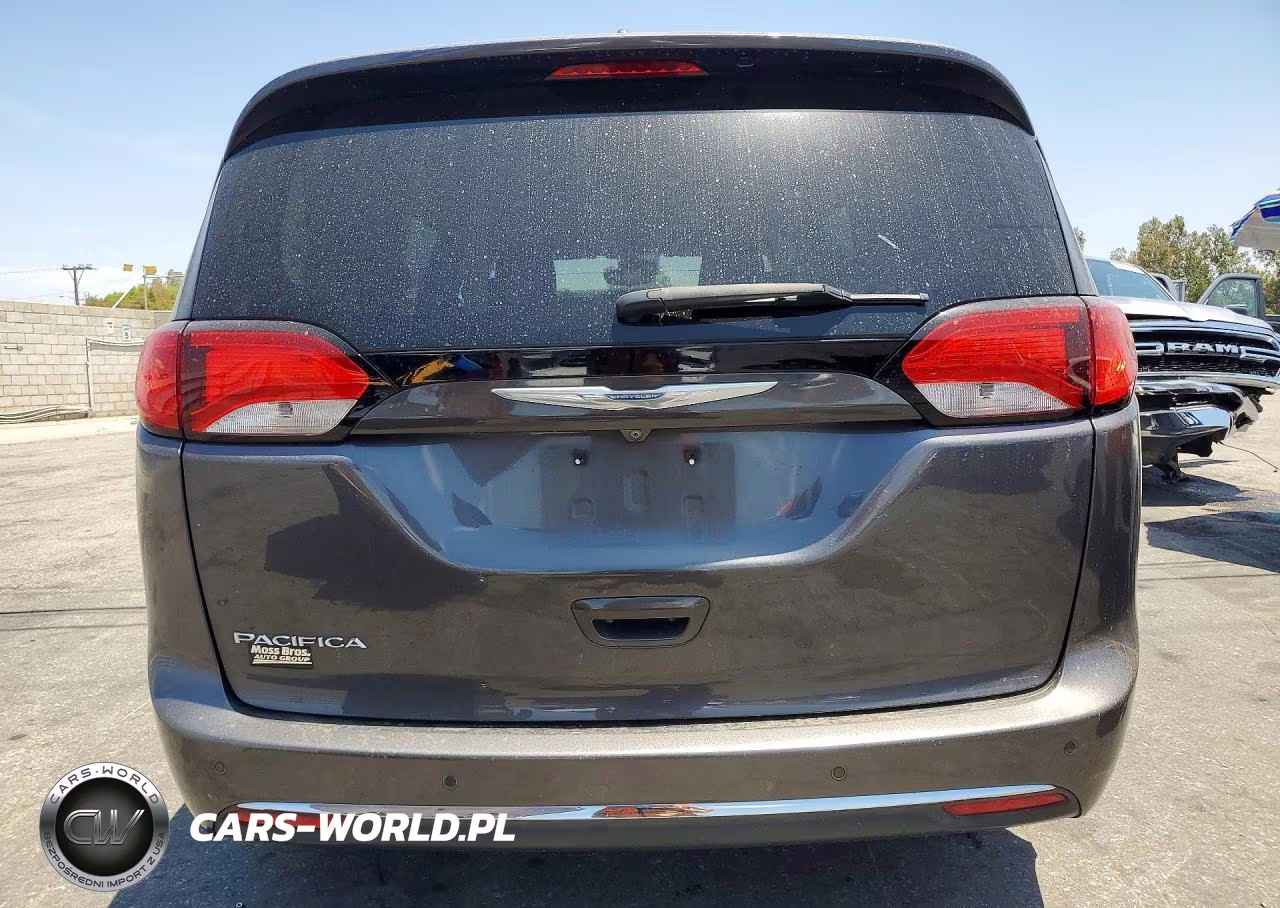 2018 Chrysler Pacifica Touring L VIN:2C4RC1BG8JR112356 - 6