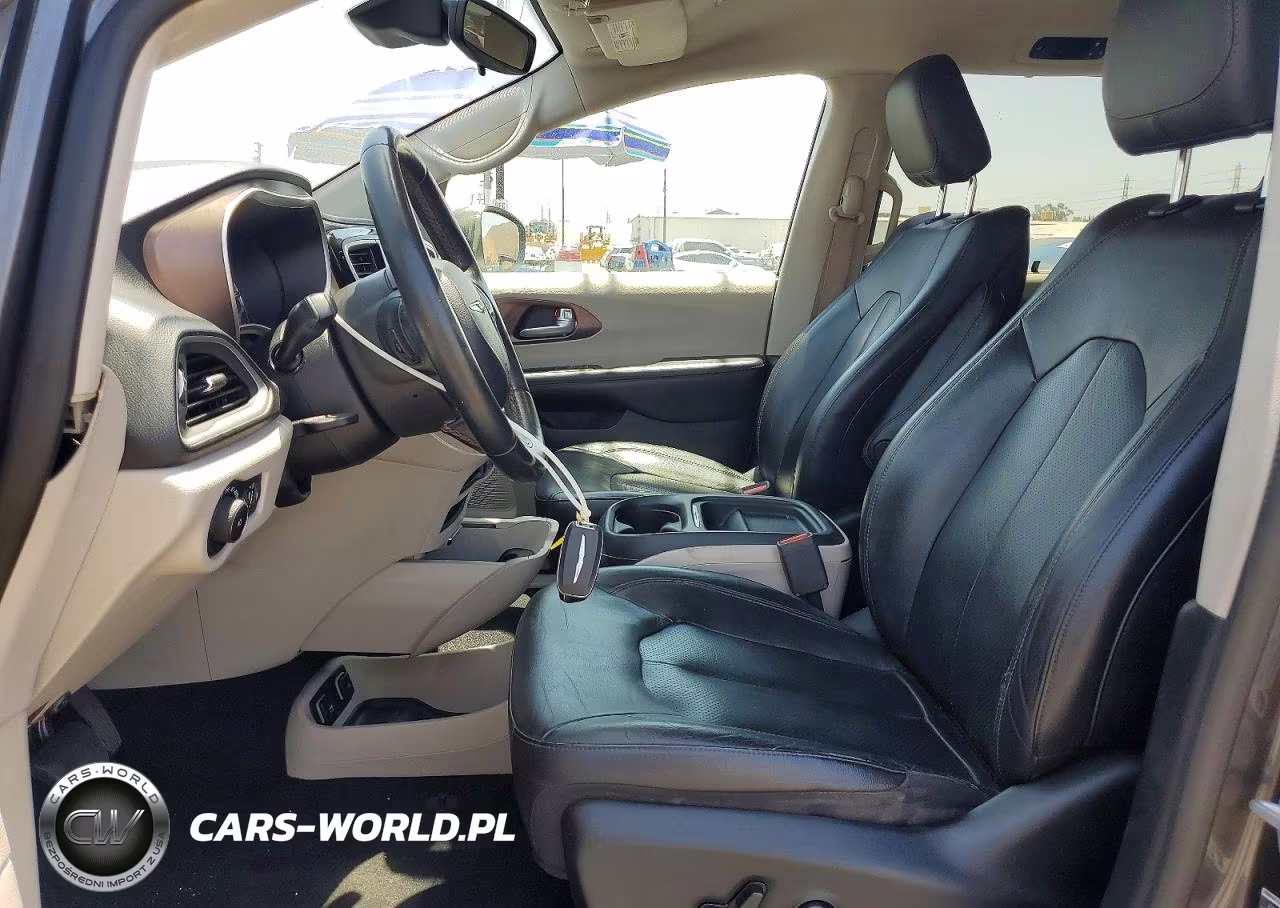 2018 Chrysler Pacifica Touring L VIN:2C4RC1BG8JR112356 - 7