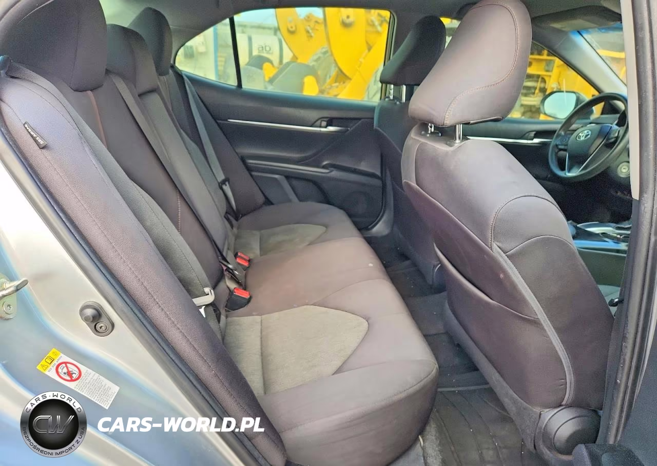 2018 Toyota Camry L VIN:4T1B11HK8JU031083 - 10