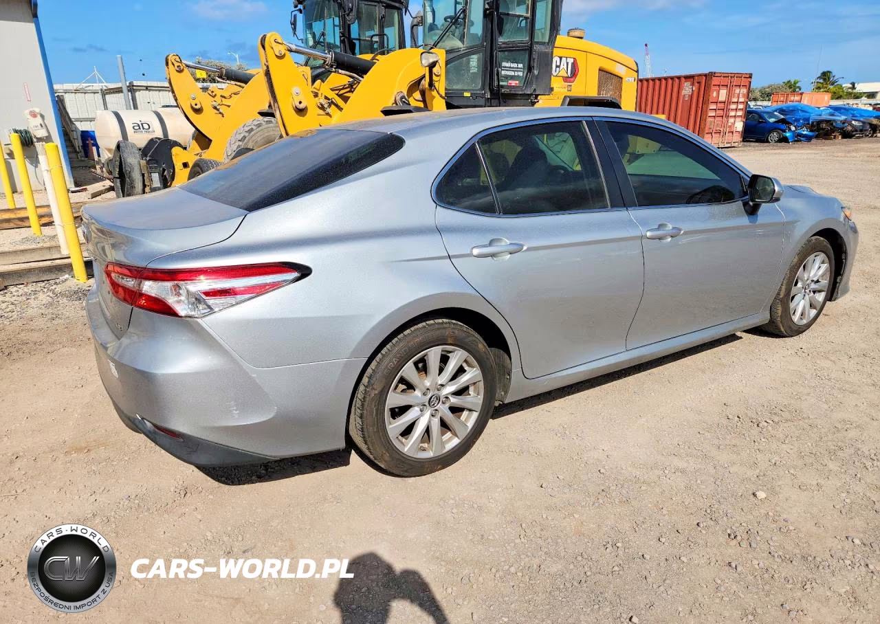 2018 Toyota Camry L VIN:4T1B11HK8JU031083 - 3