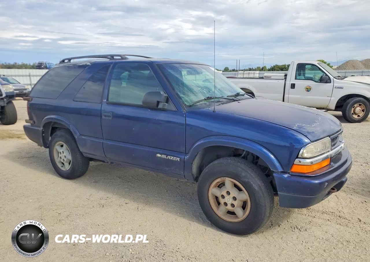 2000 Chevrolet Blazer VIN:1GNCT18W3YK298151 - 4